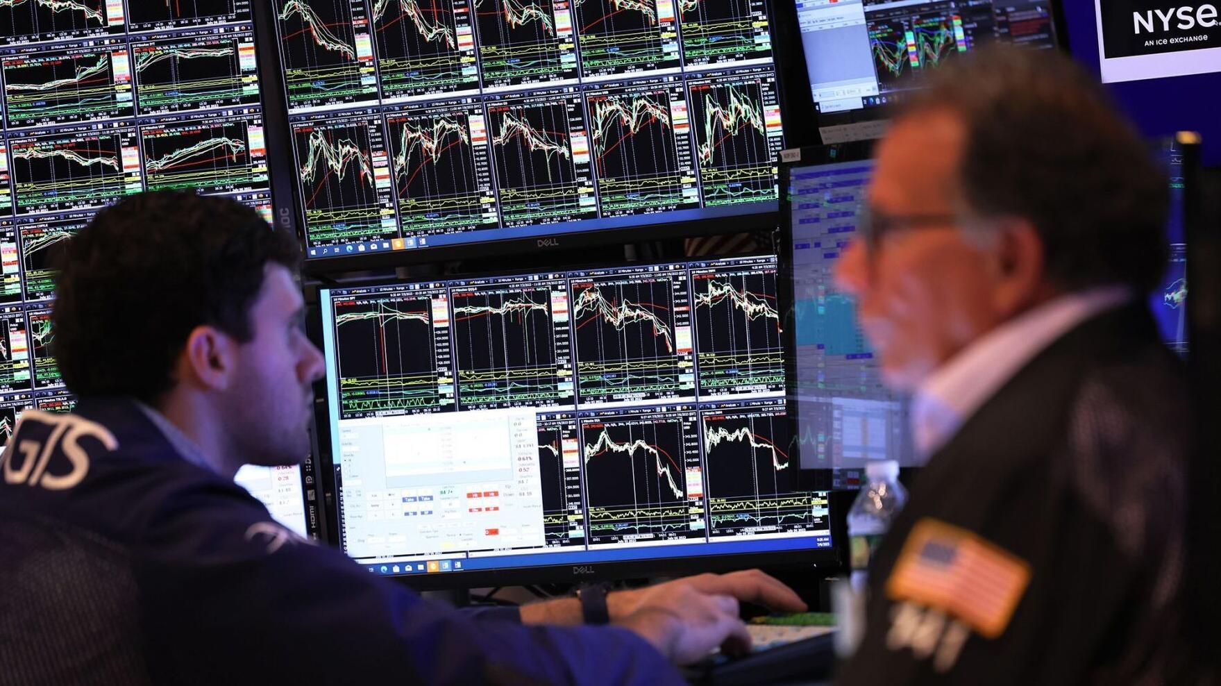 Dow tumbles by more than 400 points, on pace for biggest one-day decline since March